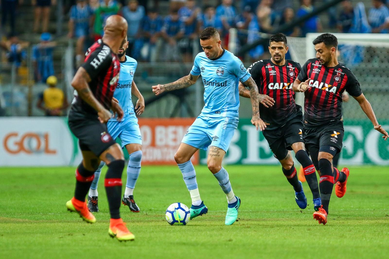 Expulsão de Camacho abre disputa por vaga no meio-campo do Atlético