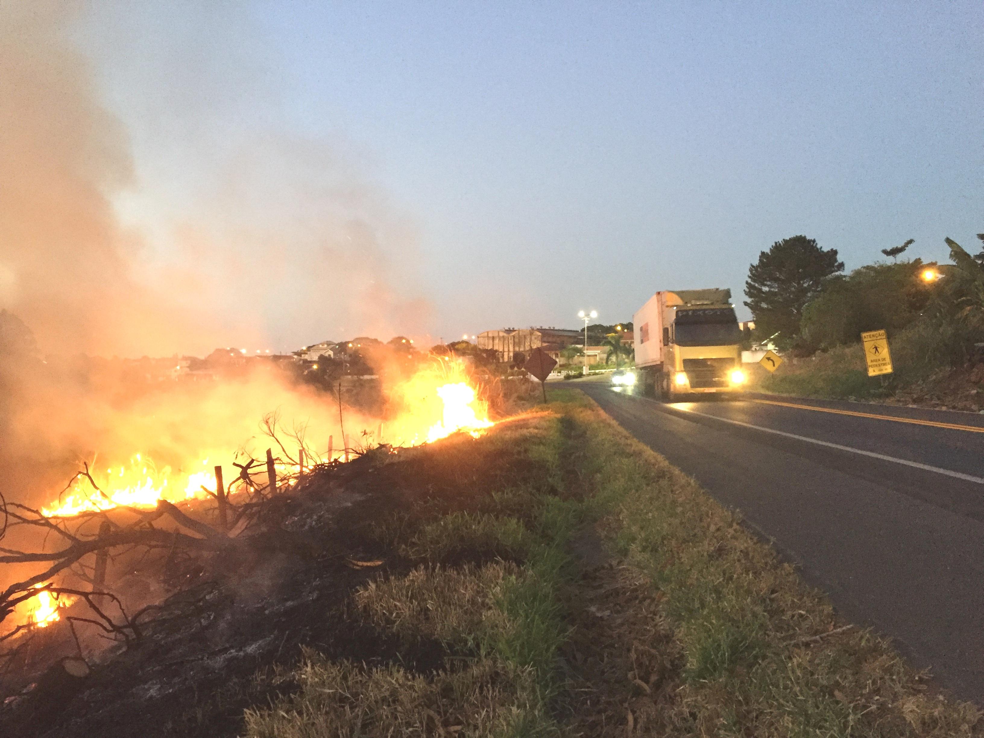 Incêndio destrói vegetação e continua avançando próximo ao trevo de W. Braz