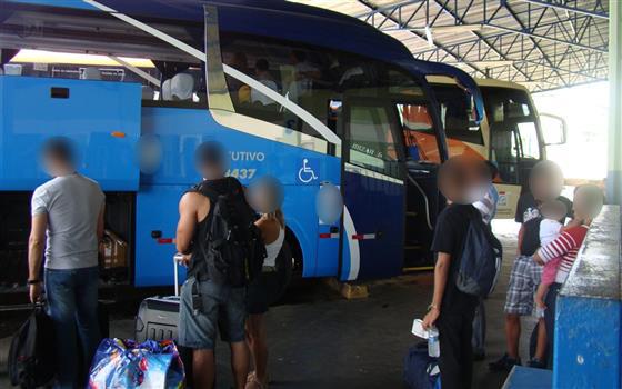 Motorista leva chineladas por não esperar passageira fumar um cigarro