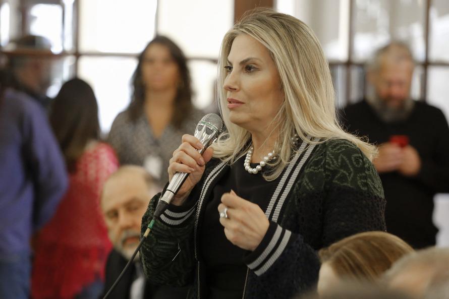 Cida autoriza melhoria salarial de 6,5 mil servidores da Educação