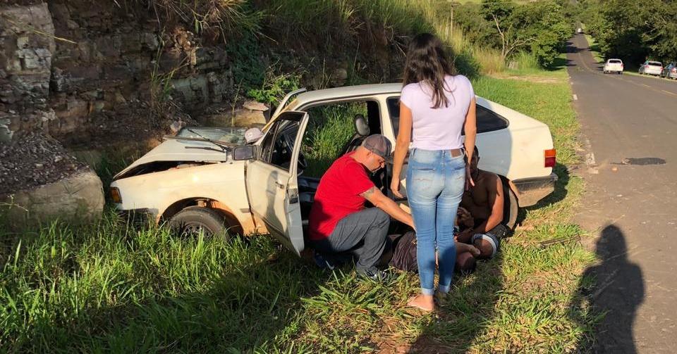 Motorista embriagado e sem carteira causa acidente com criança e gestante