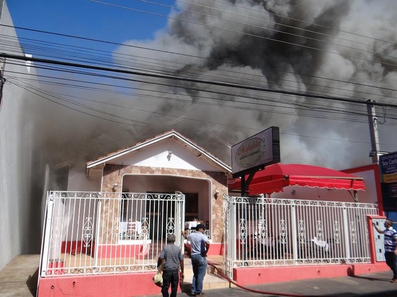 Incêndio no centro de Santo Antônio da Platina destrói imóvel comercial