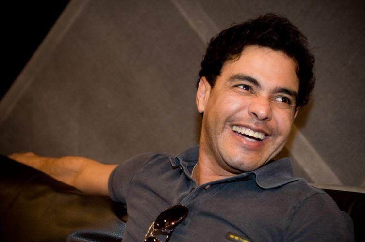 Sem as filhas, Zezé Di Camargo posa em família: “Dia de piquenique