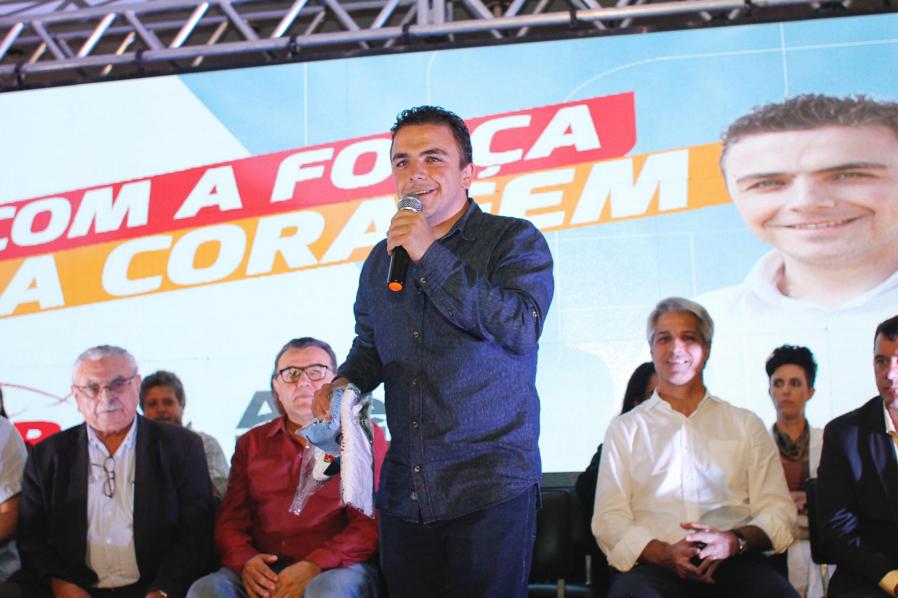 Aliel se filia ao PSB e população reforça apoio à reeleição do jovem parlamentar