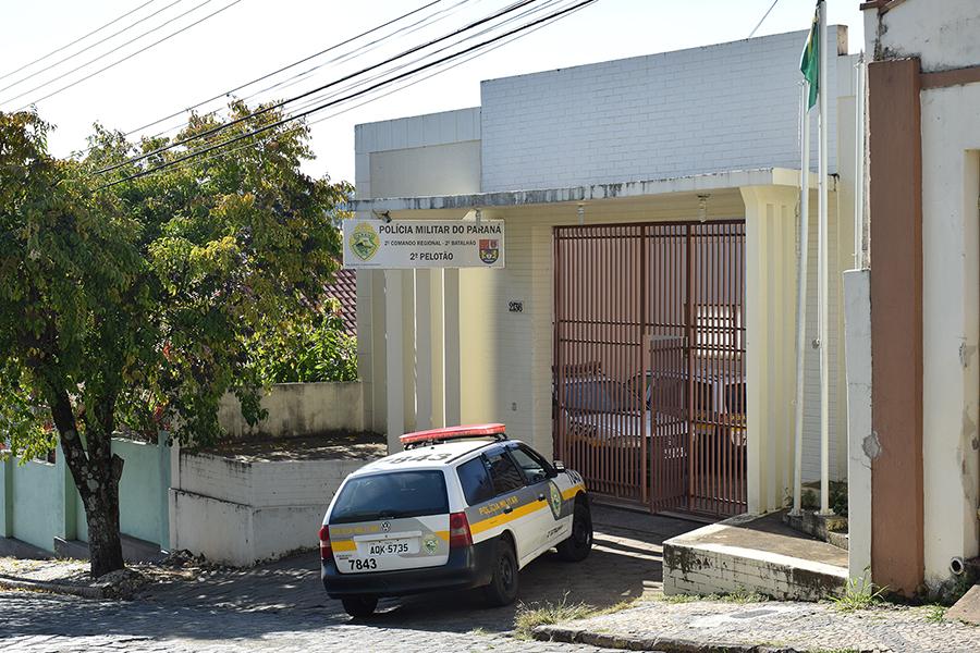 Motociclista empina moto em frente blitz policial em Siqueira Campos