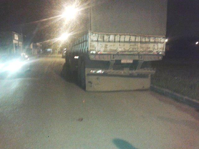 Motorista bêbado bate em caminhão parado e foge