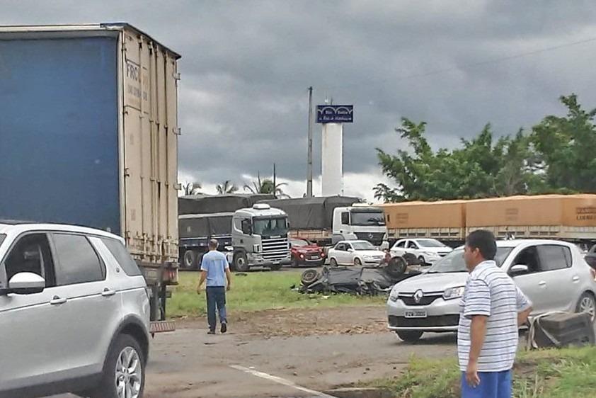 Criança e quatro adultos morrem em colisão entre carro e carreta
