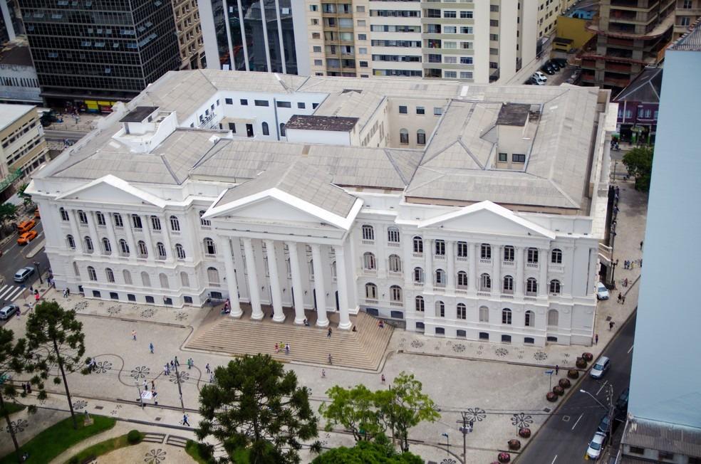 Cúpula da UFPR busca apoio político contra cortes de custeio