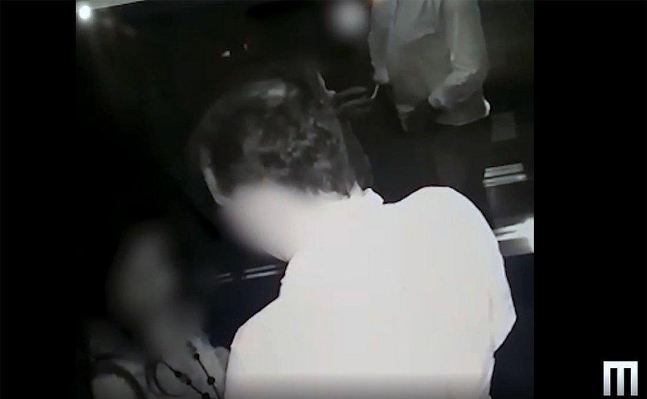 Prefeito é flagrado recebendo sexo oral em elevador