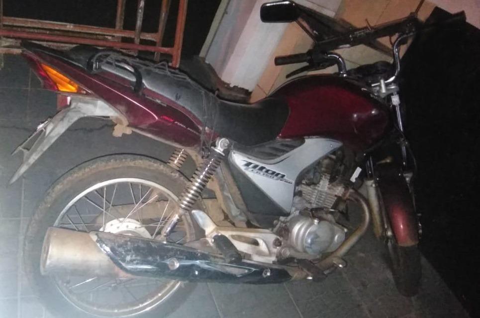 Rapaz é flagrado escondendo moto furtada e acaba preso
