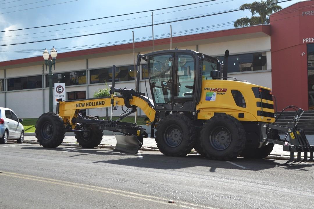 Prefeitura de Ibaiti recebe motoniveladora 0 km