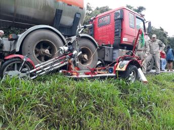 Carreta destrói triciclo e causa a morte de pai e filho na PR-092