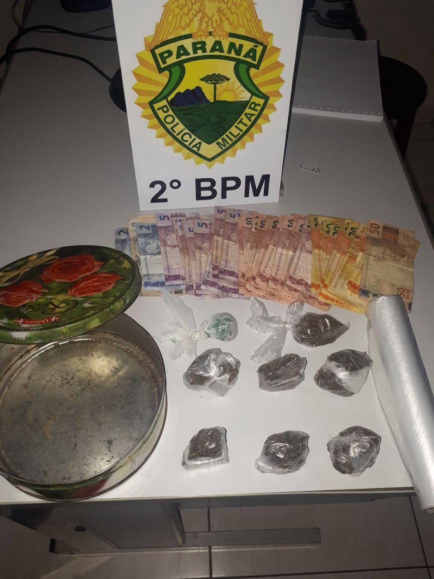 Após denúncia, mulher é presa vendendo maconha