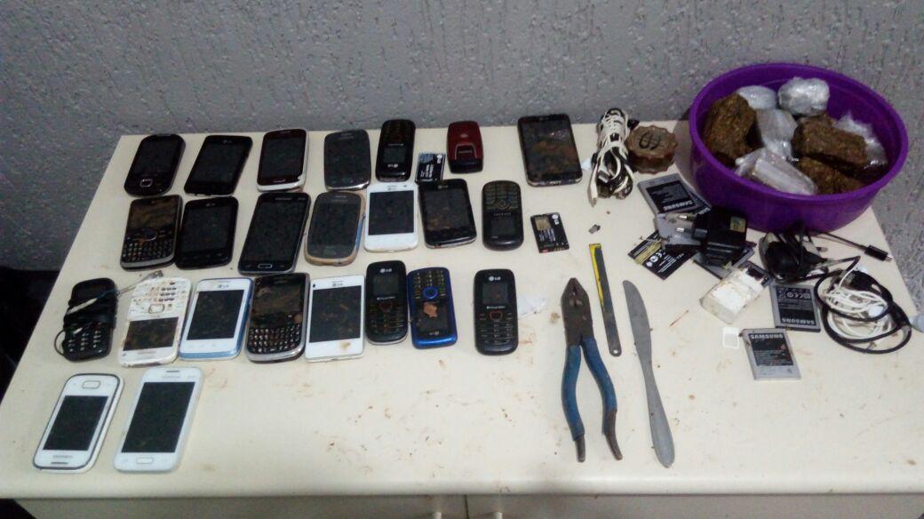 Operação bate grade encontra drogas e celulares em cadeia pública