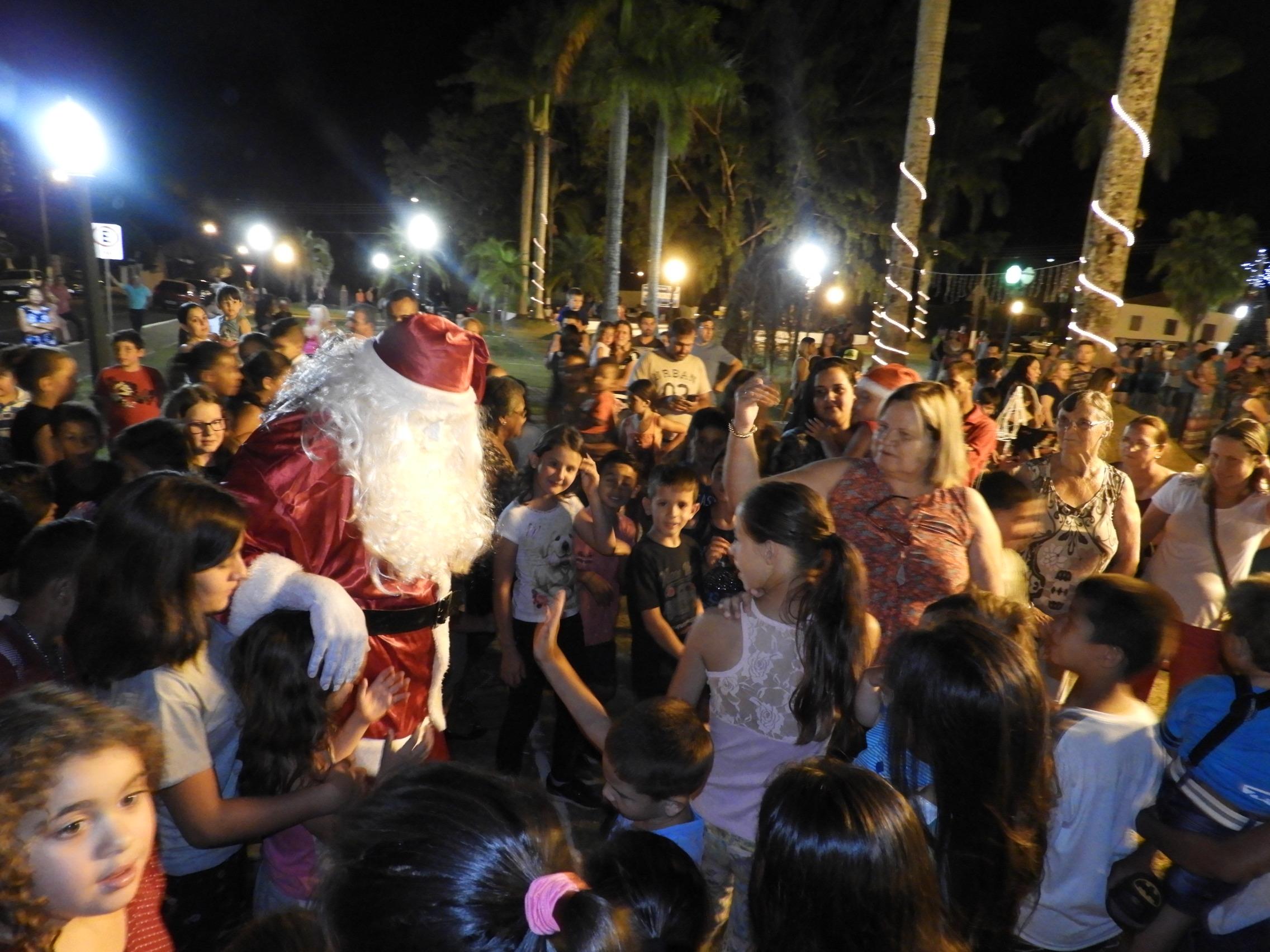 Praça central de Japira recebe iluminação e enfeites especiais de natal
