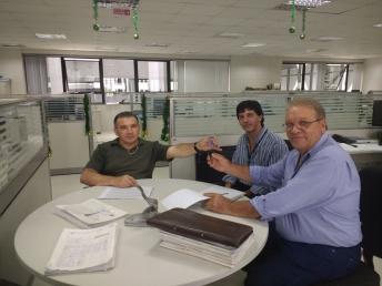 Ribeirão Claro recebe doação de dois caminhões e prédio da Secretaria de Educação
