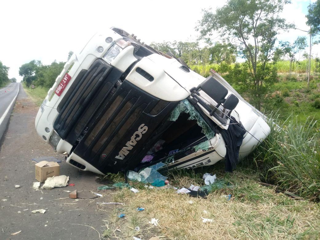 Carreta tomba na PR-092 e mulher fica presa nas ferragens