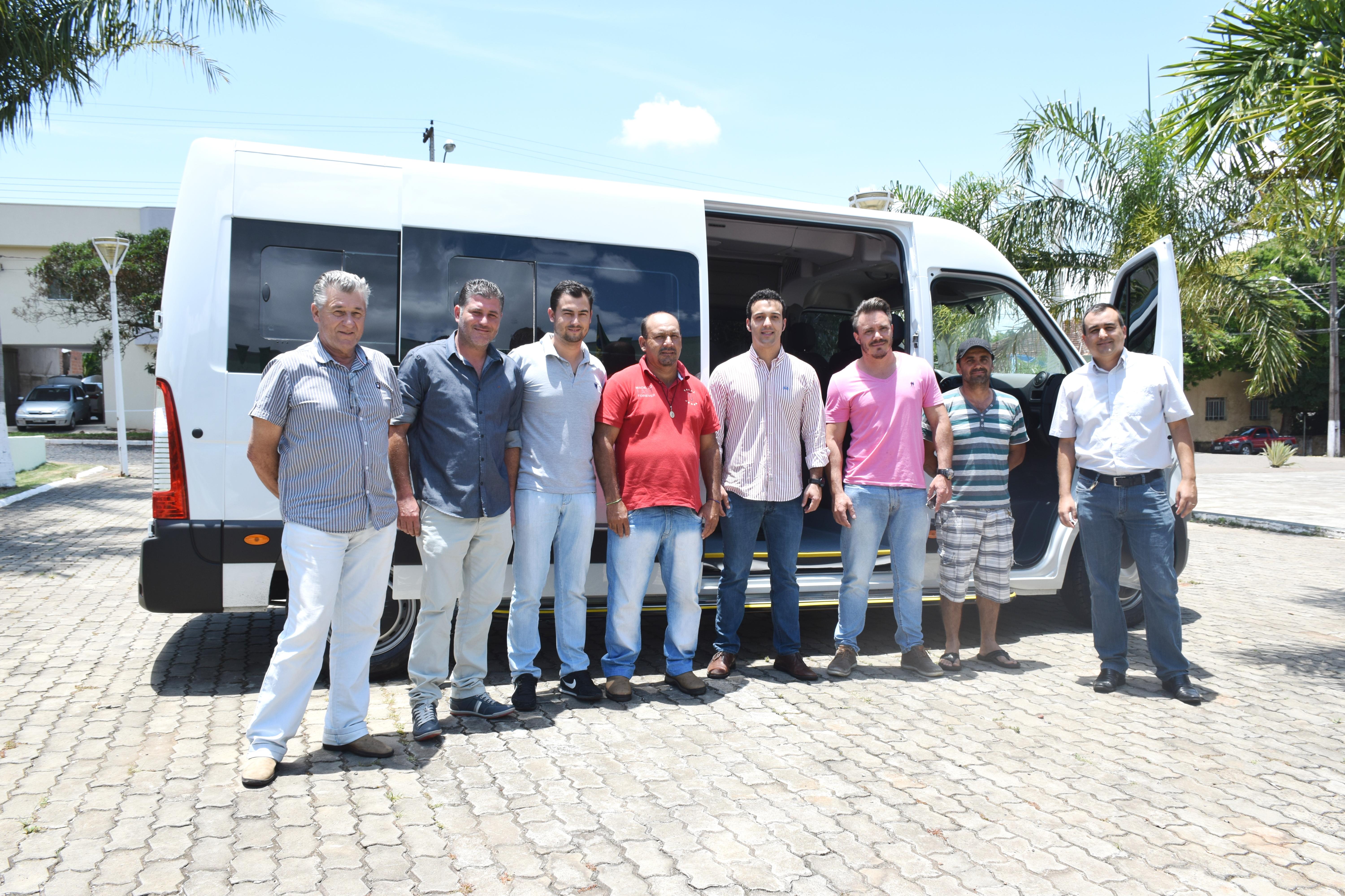 Deputado Bernardo Carli entrega uma Van 0 Km para a Saúde de Pinhalão