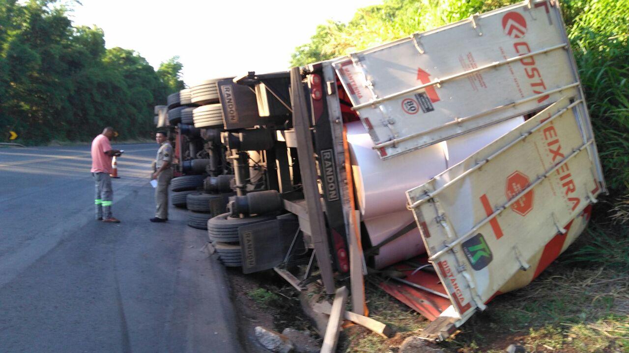 Carreta com quatro crianças tomba na BR-153 em Santo Antônio da Platina