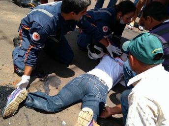 Mulher que foi atropelada por caminhão em Cambará continua na UTI