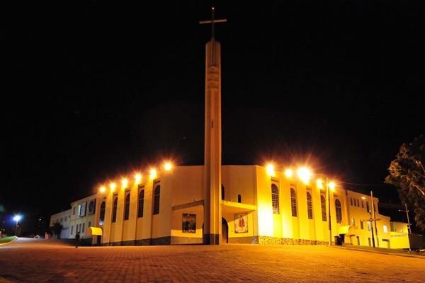 Ladrões invadem igreja e roubam alimentos da cozinha