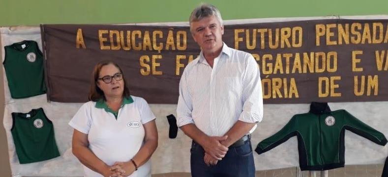 Prefeito e vice entregam uniformes aos alunos da rede municipal de ensino