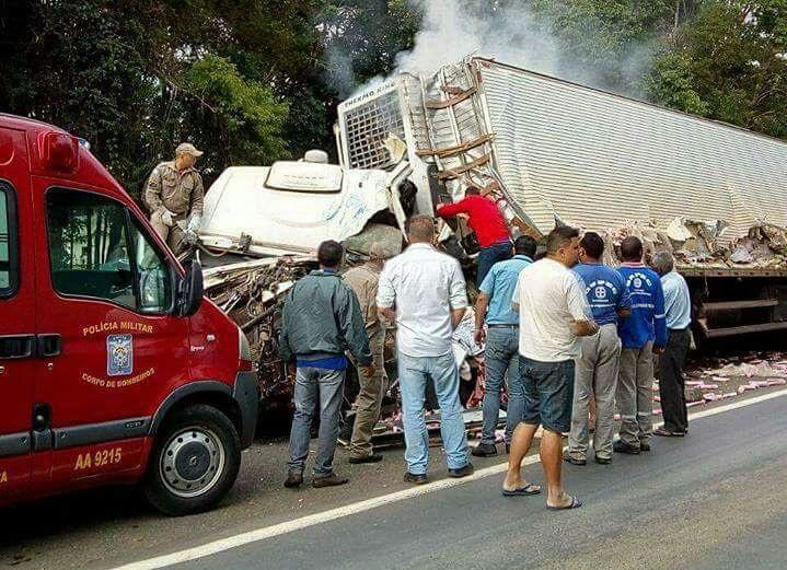 Motorista morre e PR-092 fica parcialmente interditada após acidente envolvendo duas carretas
