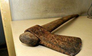 Homem alcoolizado ameaça cortar pescoço da filha com um machado