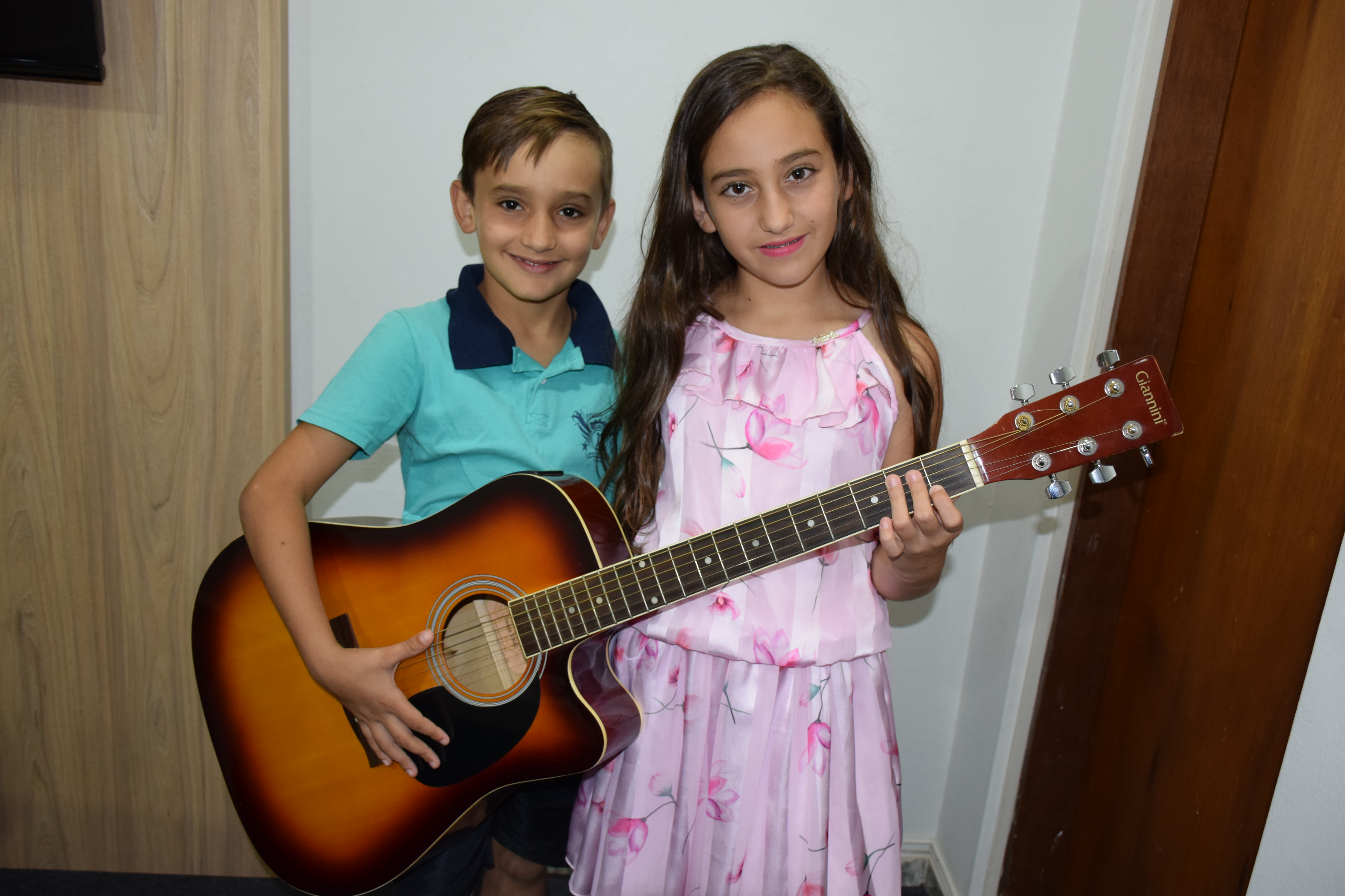 Dupla mirim encanta público em aniversário do município