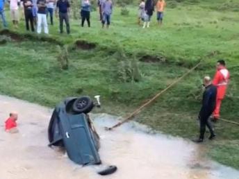 Bombeiros encontram carro arrastado pela correnteza com uma família de Ribeirão Claro