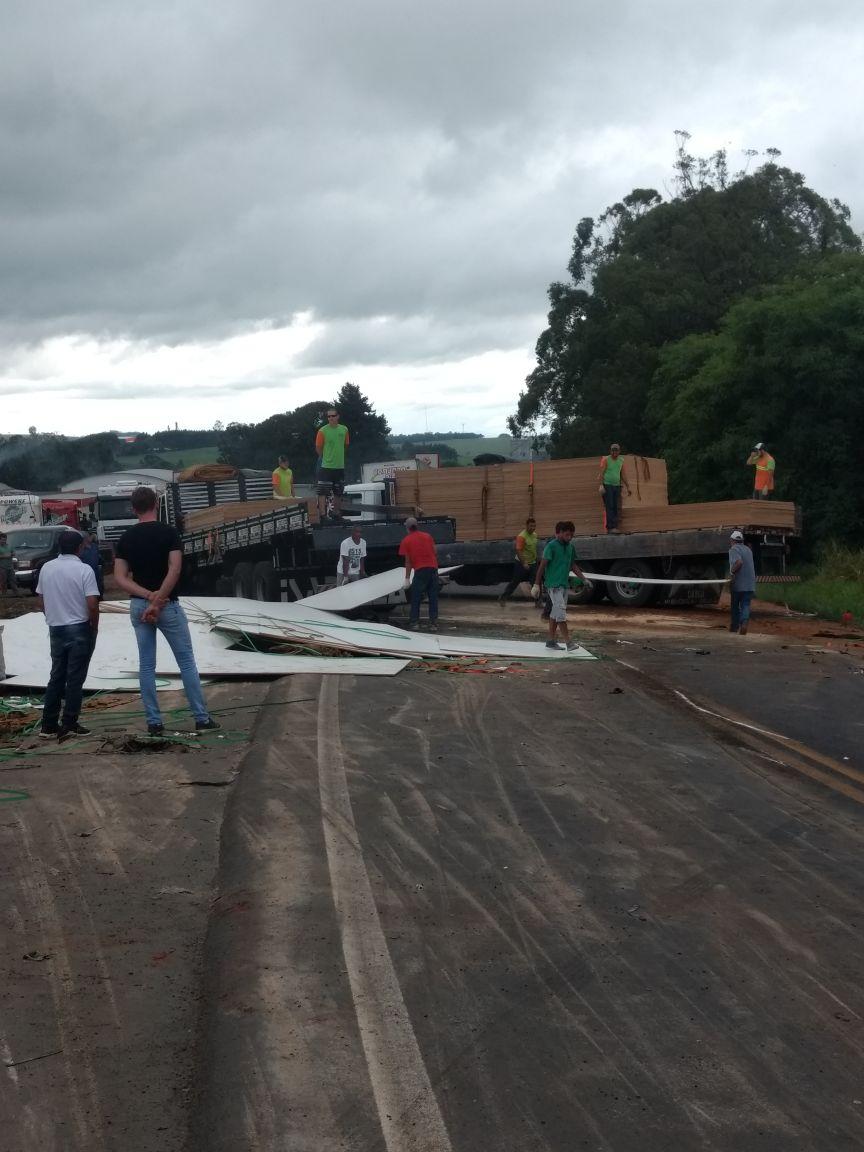 Em 24 horas duas carretas tombam na região de Wenceslau Braz