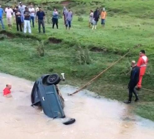 Duas pessoas morrem e duas ficam desaparecidas ao ter carro arrastado pela correnteza