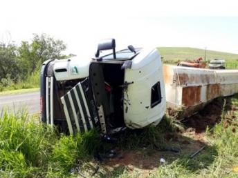 Carreta tomba e motorista fica preso nas ferragens
