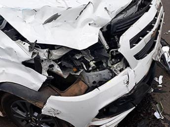 Casal fica em estado grave após acidente entre carro e moto na PR-092