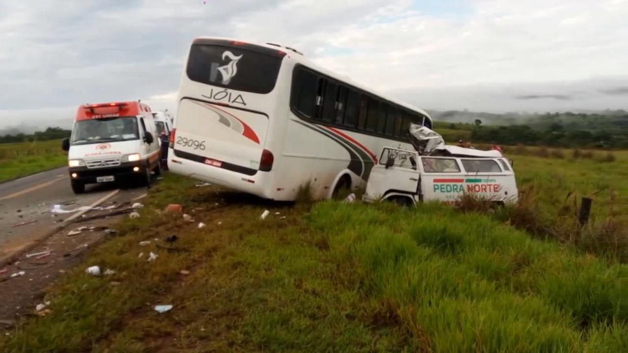 Motorista morre na hora após colidir com ônibus da Viação Jóia