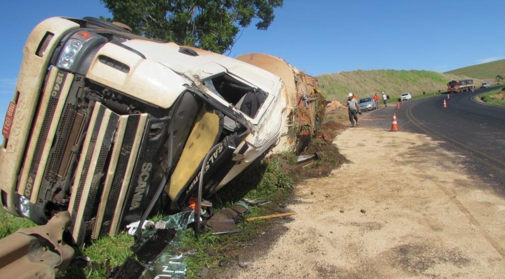 Motorista sobrevive milagrosamente à tombamento na PR-092