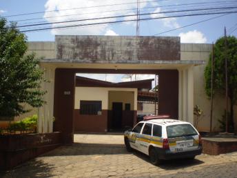 Ladrão invade residência e furta objetos enquanto vítima dormia