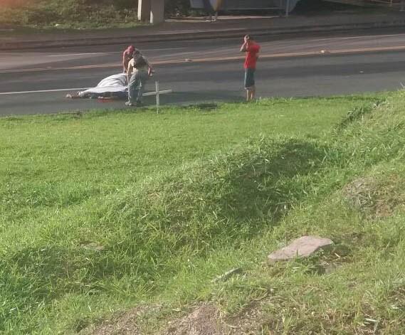 Idoso morre atropelado por uma carreta ao tentar atravessar rodovia