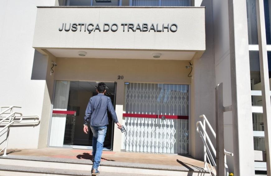 Trabalho escravo,  meia hora de almoço? Saiba como a reforma trabalhista afeta você