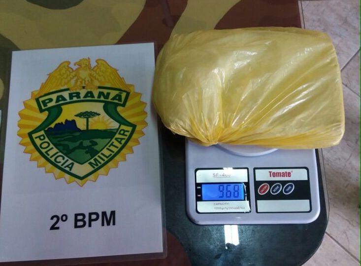 Suspeitos de envolvimento com o tráfico são presos com pacote de cocaína