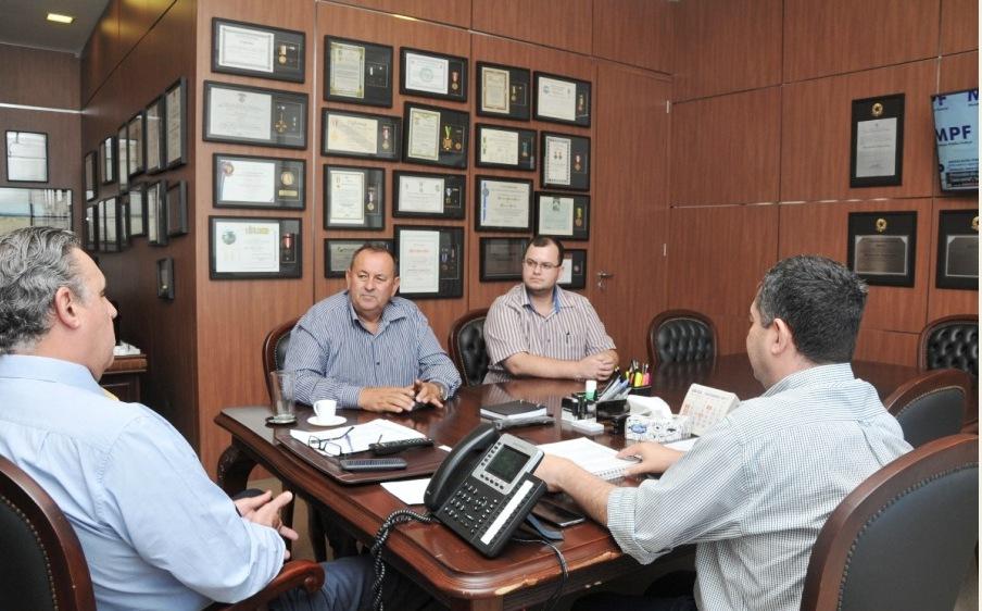 Prefeito visita Cohapar em busca de novas moradias e regularização fundiária