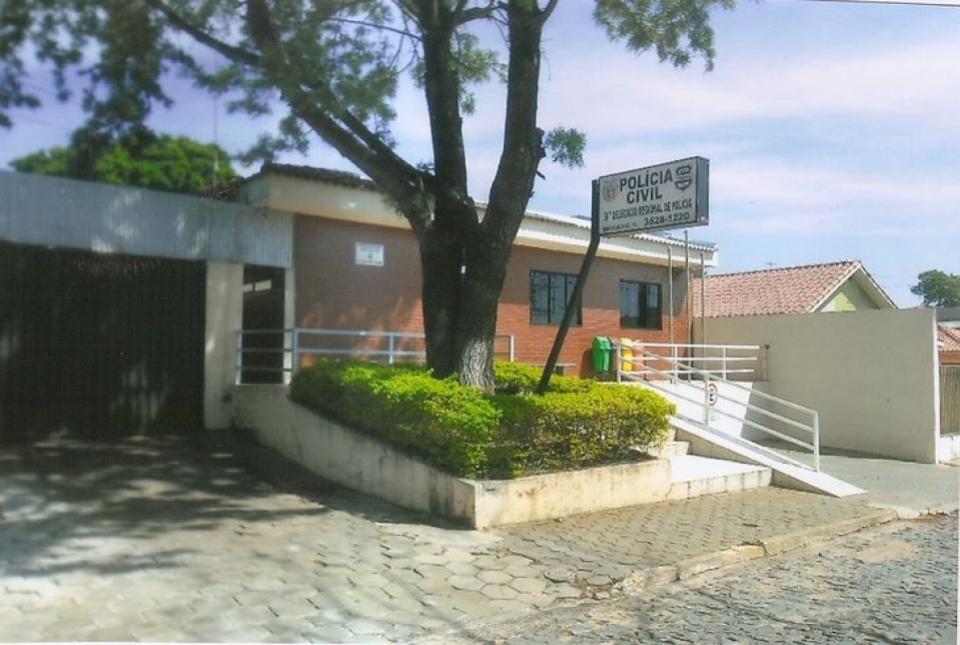 Policiais encontram suspeito de assalto escondido embaixo da cama