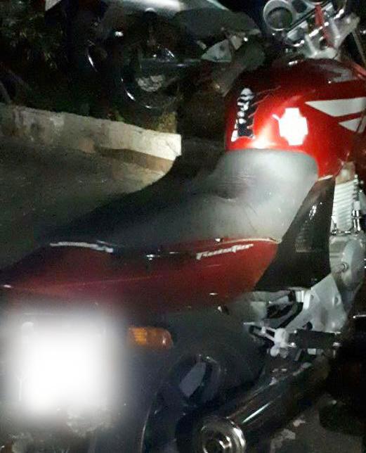 Motociclista sem habilitação foge da polícia e joga maconha no mato