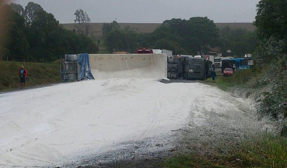 Carreta tomba e PR-092 fica interditada