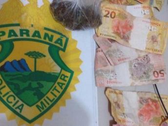 Polícia prende traficante vendendo drogas para dois menores