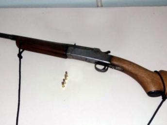 Adolescente suspeito de roubo é apreendido com uma espingarda