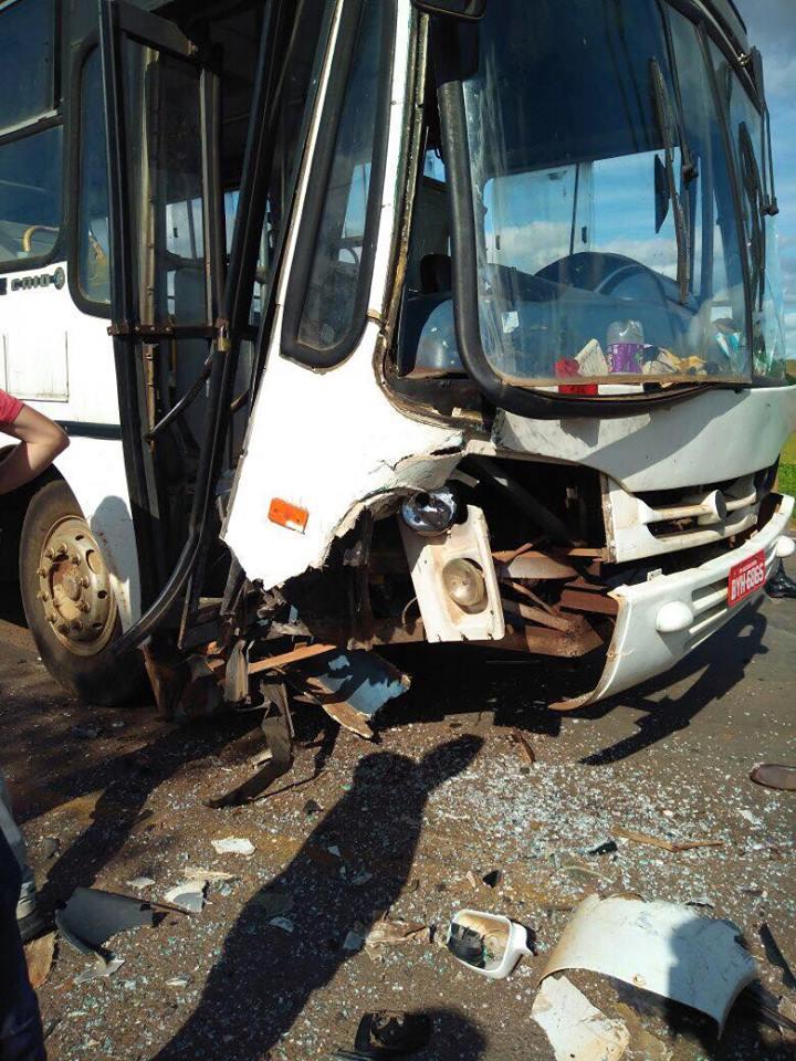 Ônibus de boia frias e carro colidem em Santana do Itararé