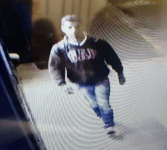 Polícia procura homem que aparece furtando loja em W. Braz