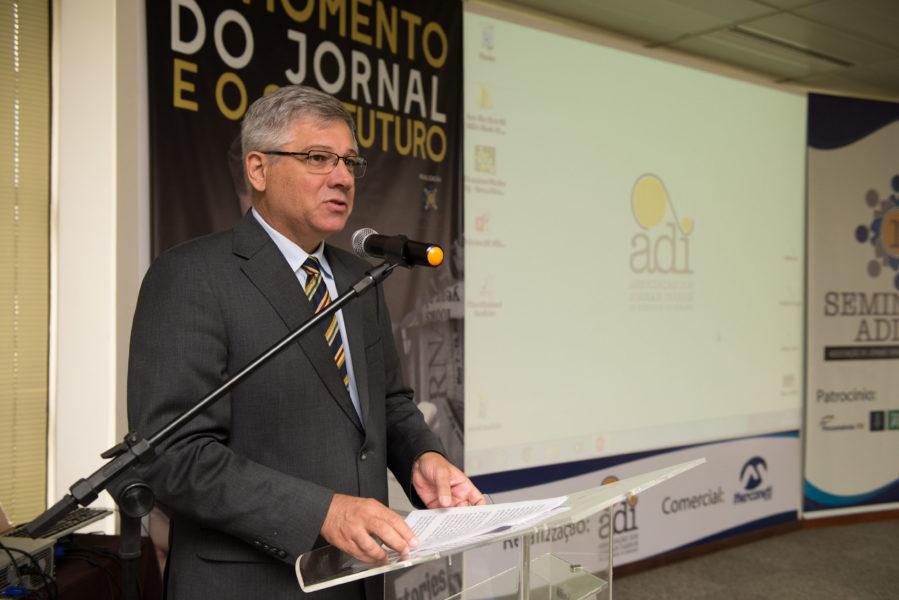 Rapaz dá azar, atira no próprio pescoço e acaba preso