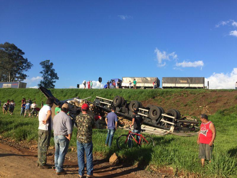 Moradores saqueiam carga tombada em Arapoti